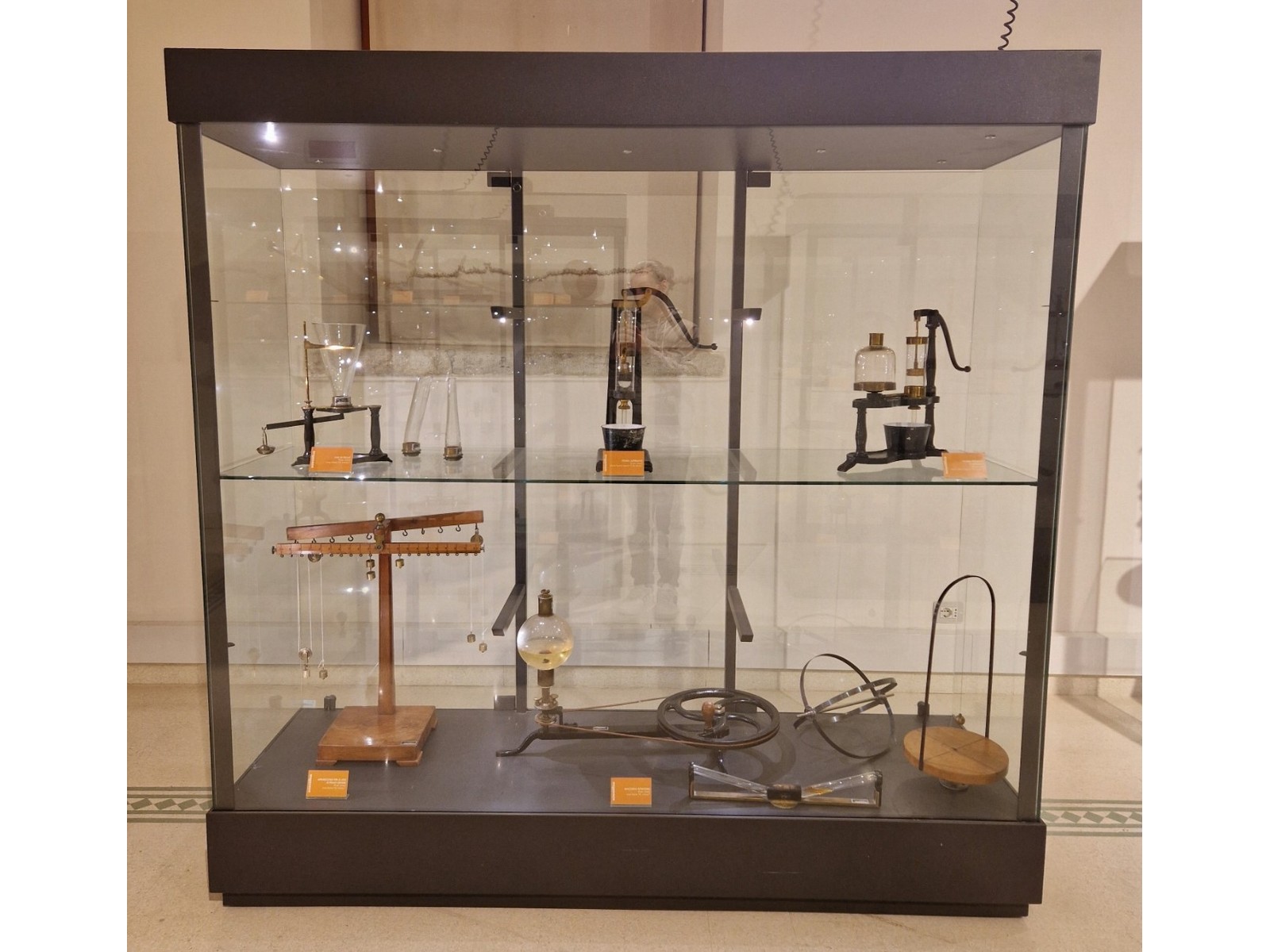 Foto della vetrina con strumenti scientifici