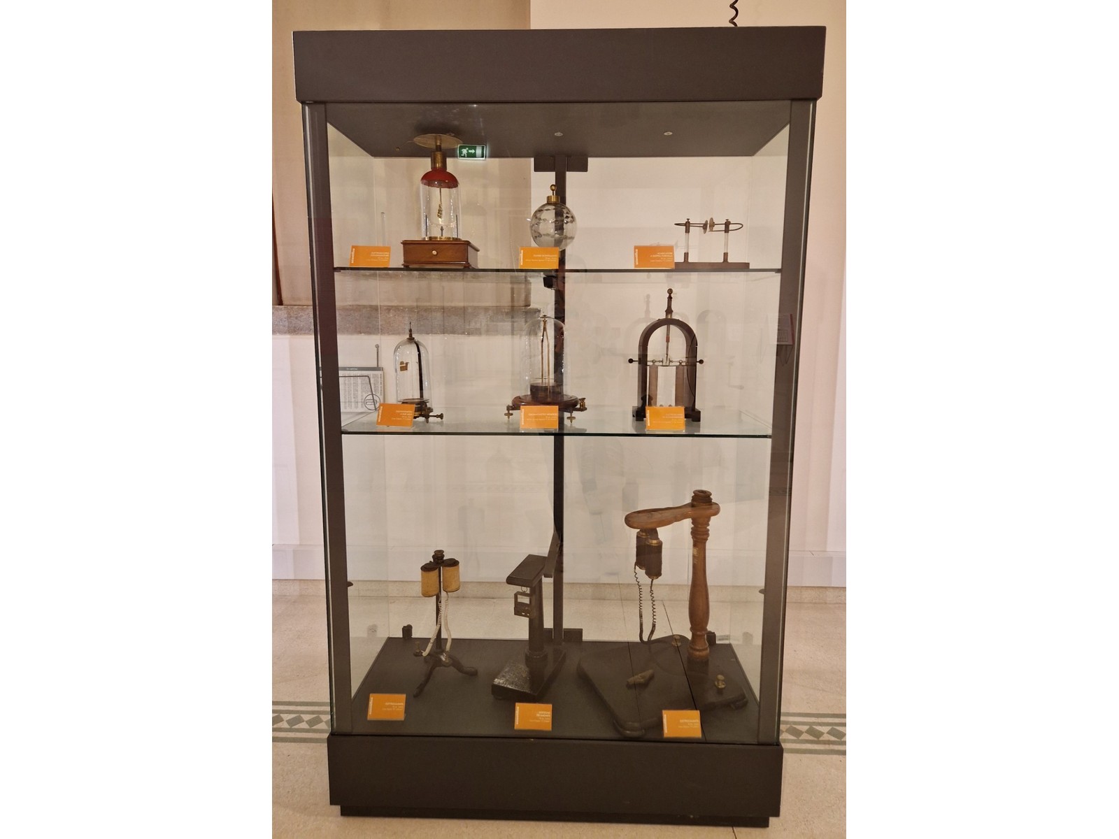 Foto della vetrina con strumenti scientifici