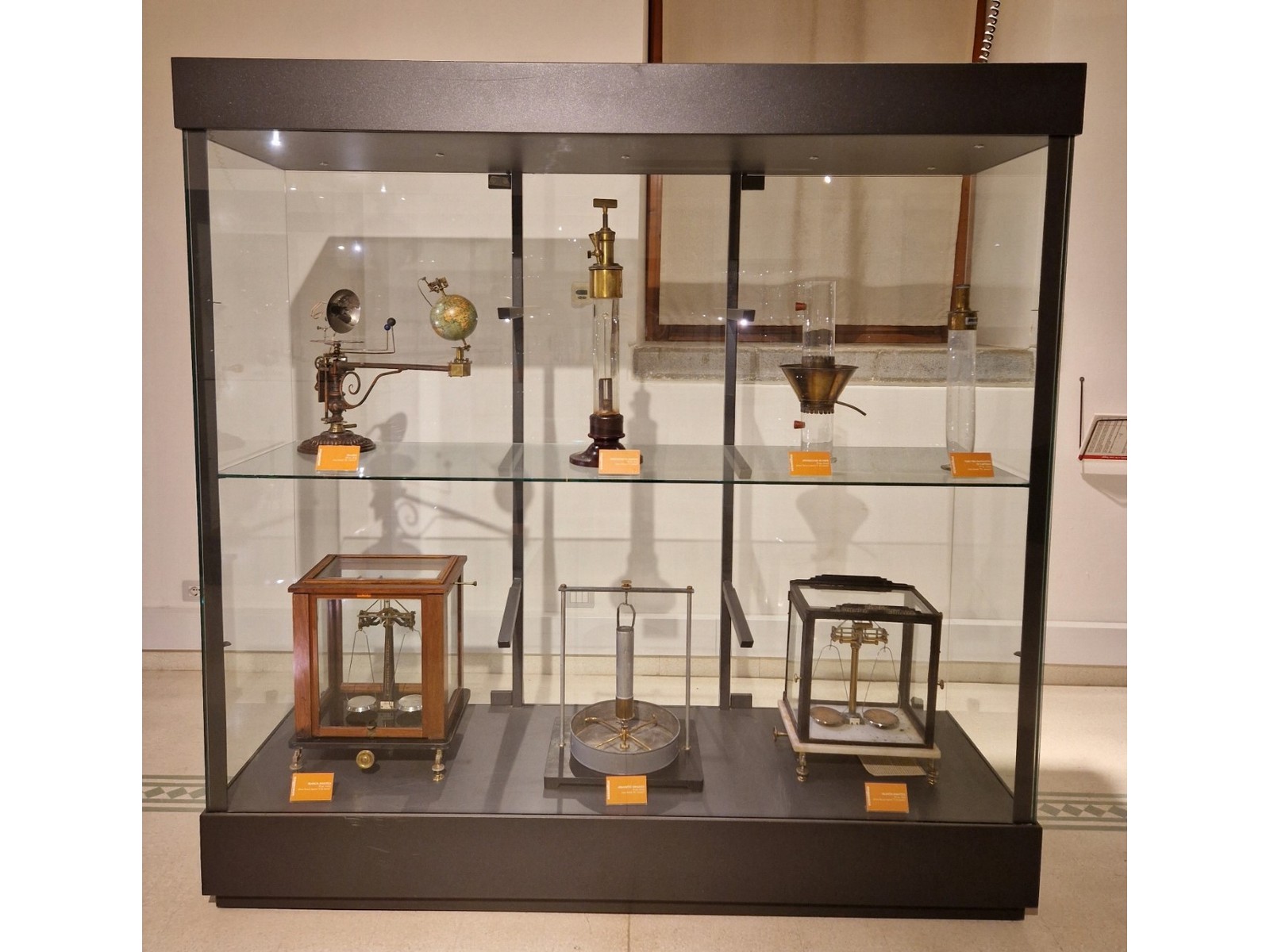 Foto della vetrina con strumenti scientifici