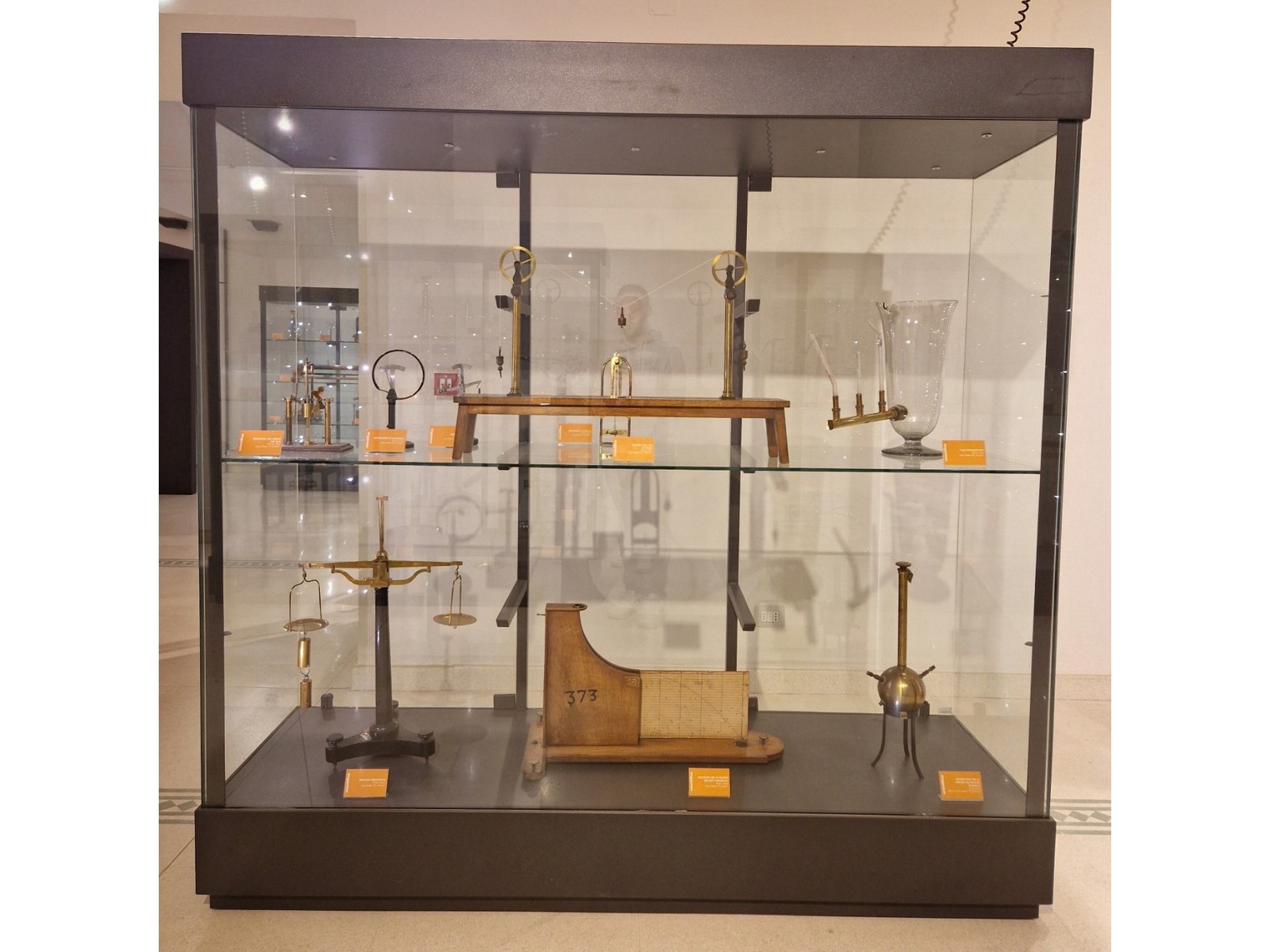 Foto della vetrina con strumenti scientifici