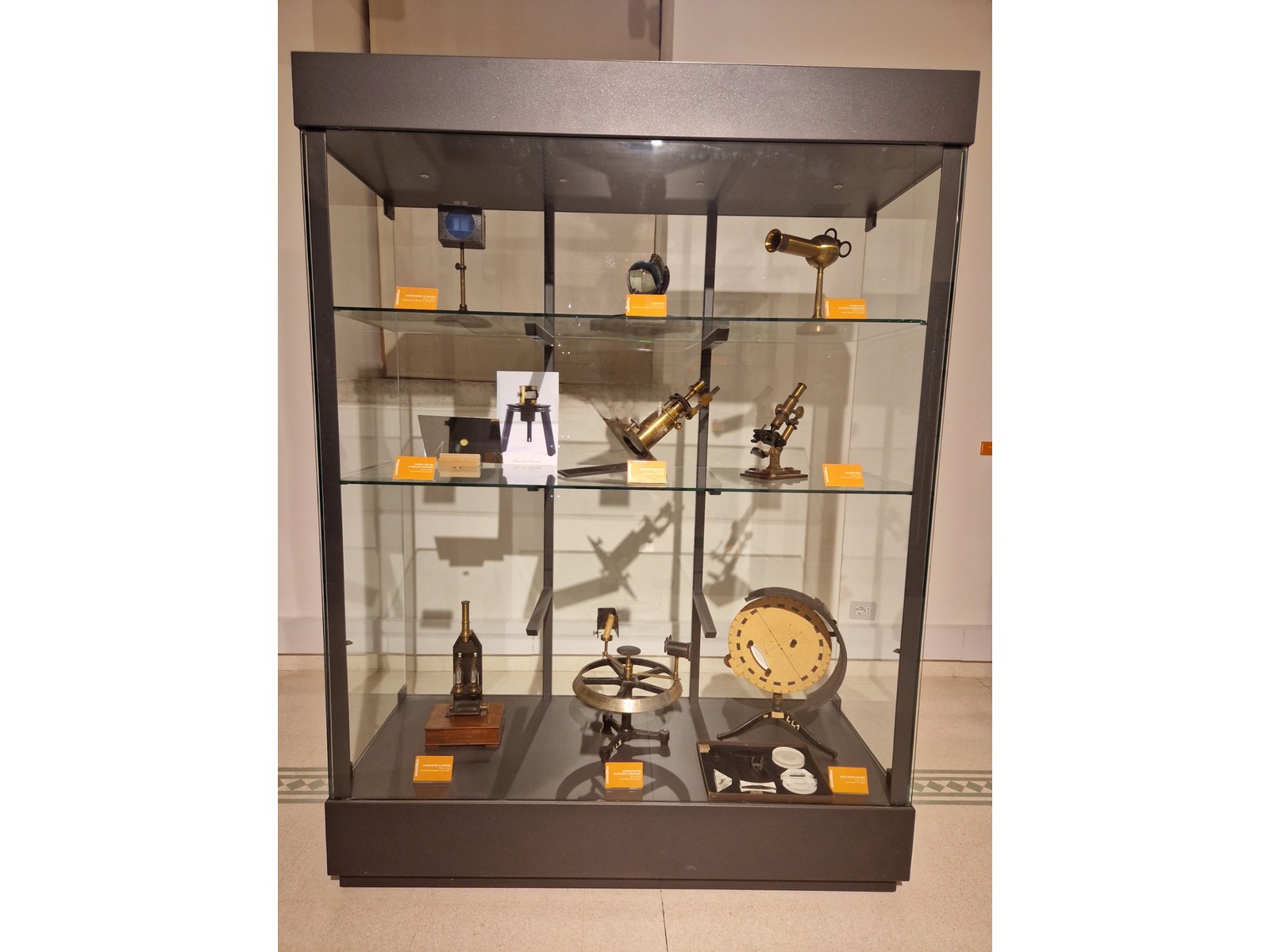 Foto della vetrina con strumenti scientifici