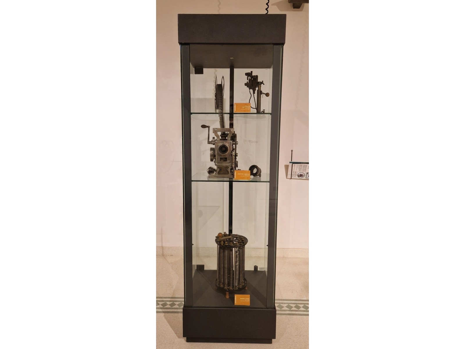 Foto della vetrina con strumenti scientifici