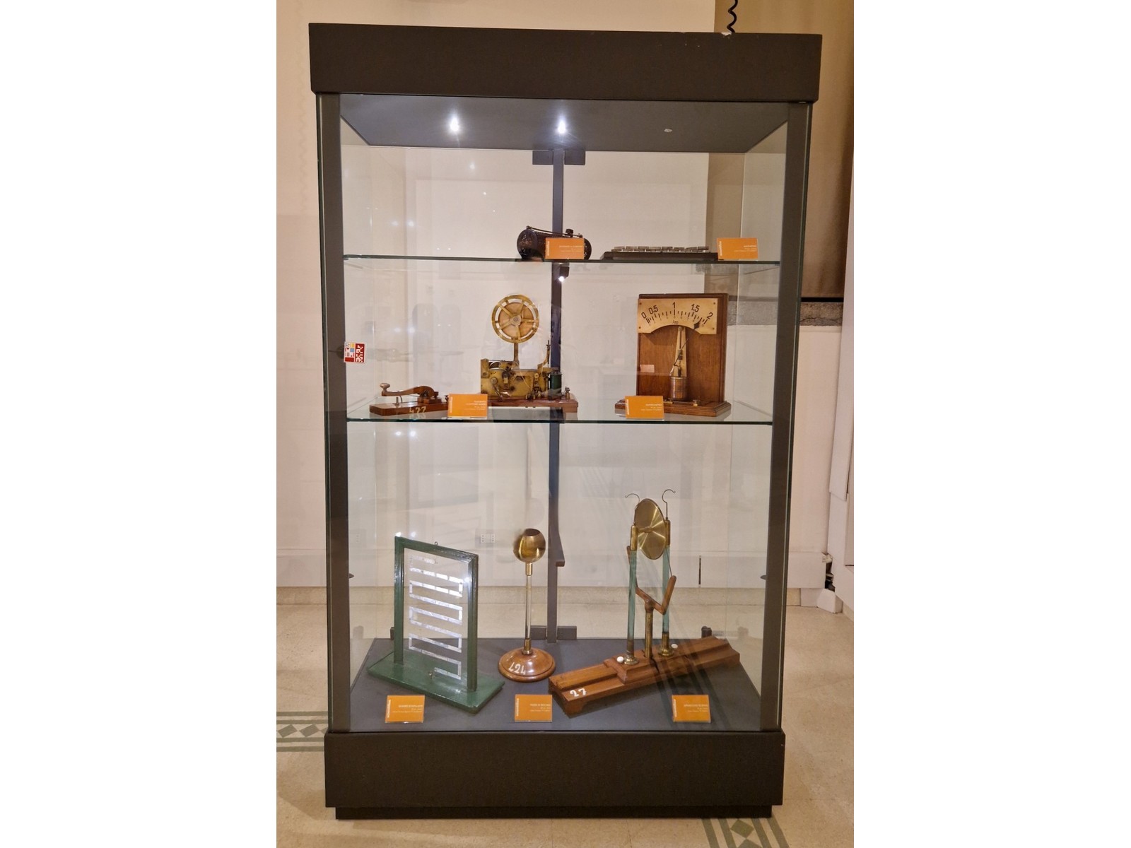 Foto della vetrina con strumenti scientifici